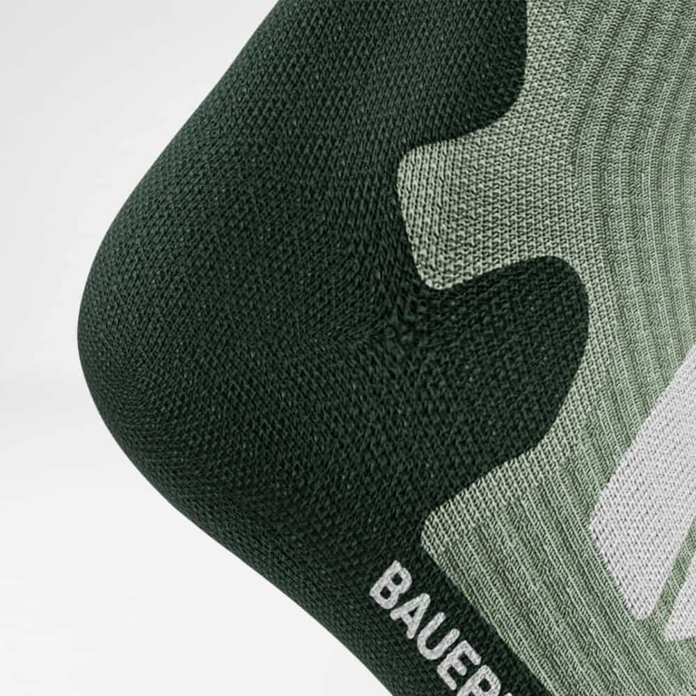 Ansicht des Fersenbereichs einer Outdoor-Socke in Coral und Grau. Der verstärkte Bereich unterstreicht die ergonomische Passform und den Komfort.
