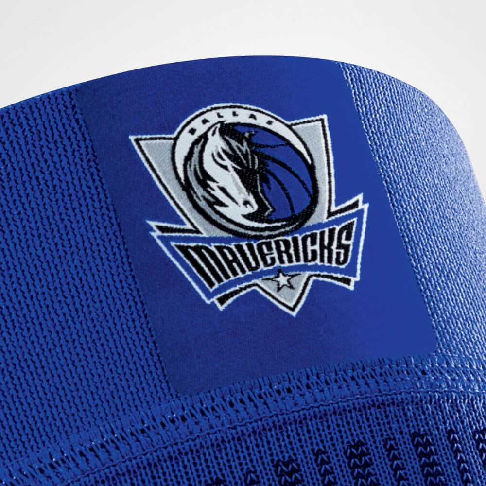 Fokus Mavericks Logo auf dem Knee Sleeve NBA