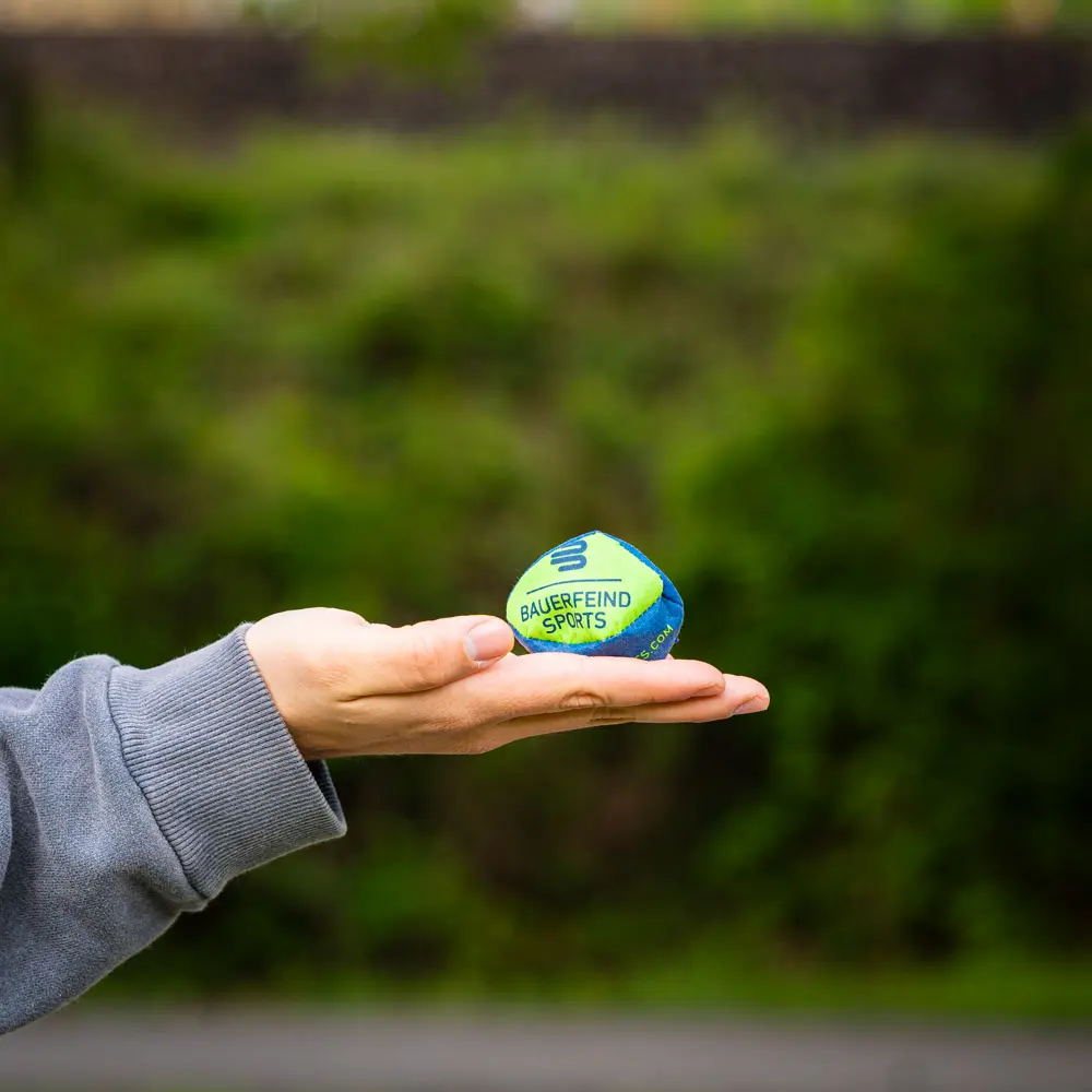 Trainingsball in der Hand Hand, die einen kleinen Bauerfeind Sports Ball hält, ideal für Training und Koordination.