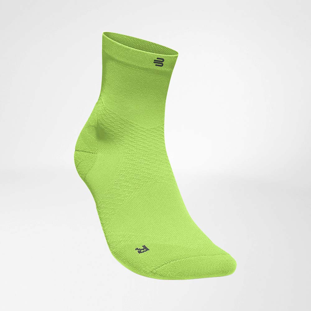 Seitliche Vorderansicht der grünen mittellangen luftig gestrickten Laufsocken