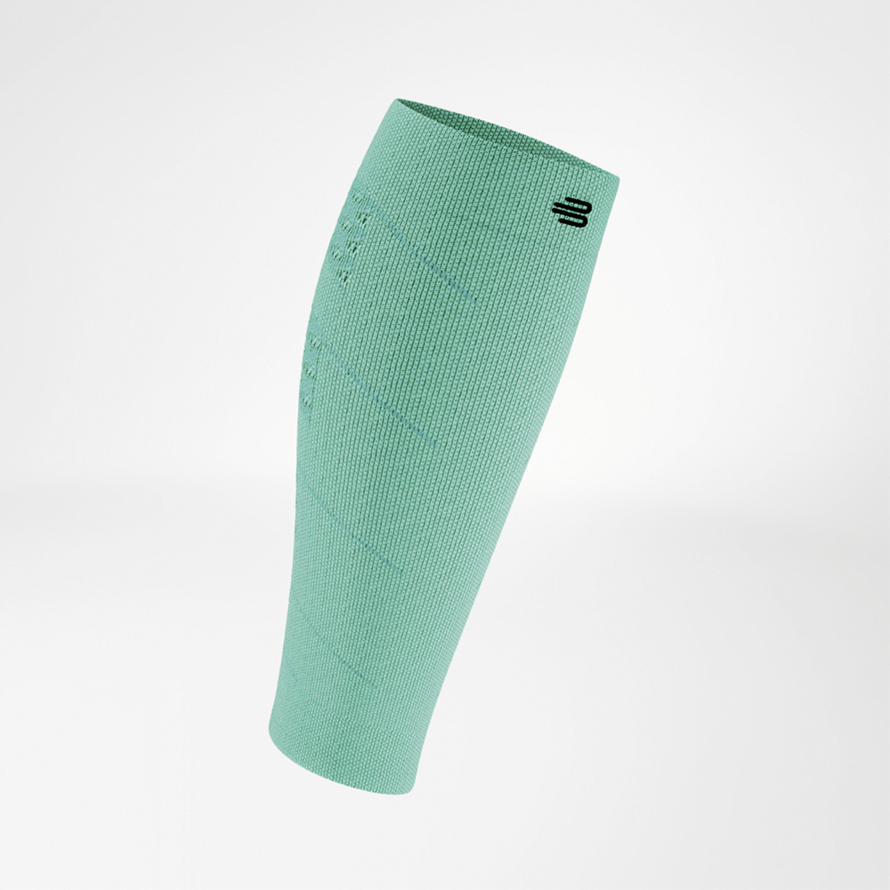 Vorderansicht eines grünen Kompressions-Sleeves für die Wade. Das leichte, atmungsaktive Gewebe ist gleichmäßig strukturiert und trägt ein Logo am oberen Rand.