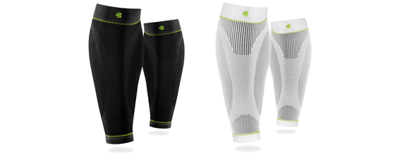 Sports Compression Sleeves Lower Leg in schwarz und weiß Schwarze und weiße Wadensleeves in zwei Paaren nebeneinander auf weißem Hintergrund von vorn