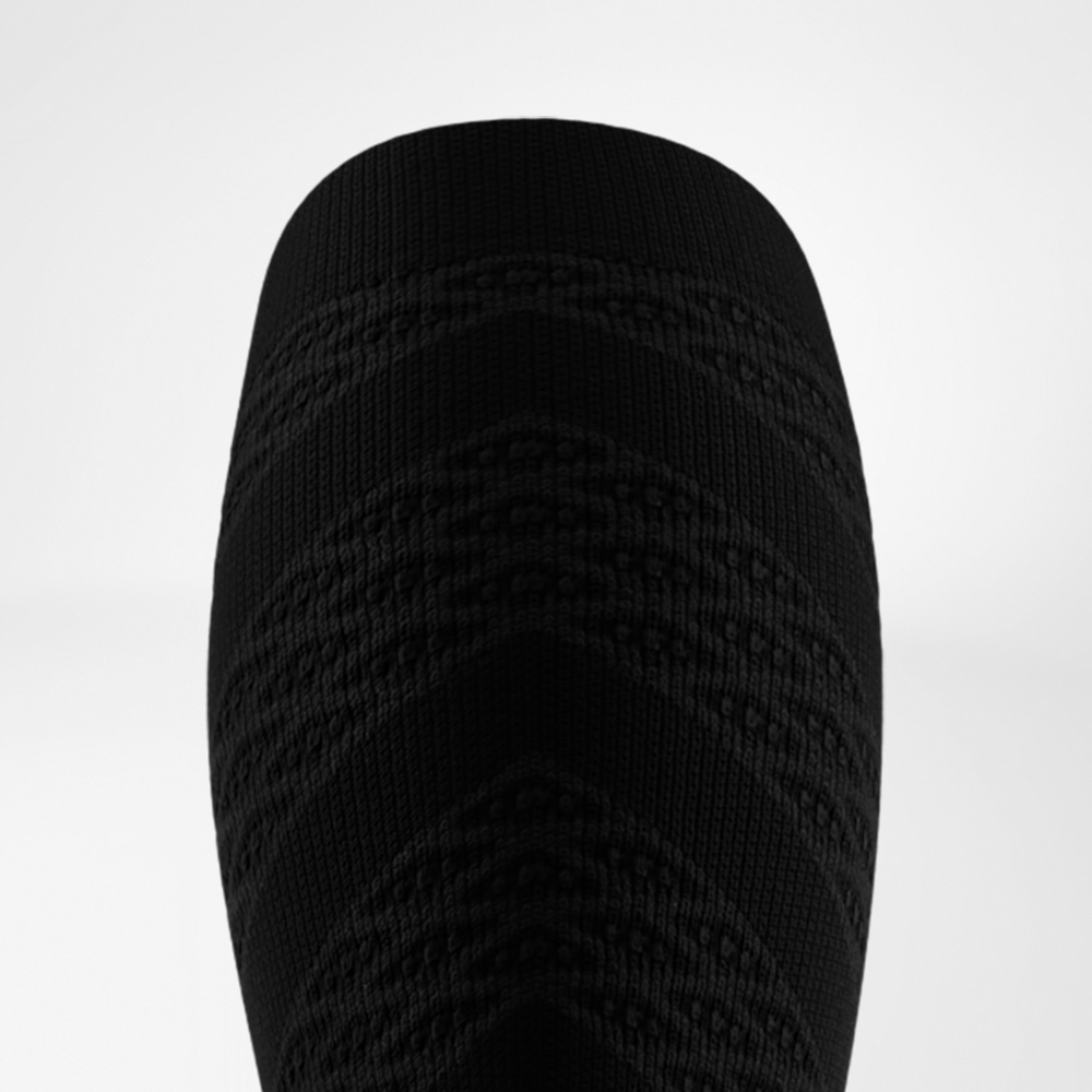 Spüre den Unterschied – 3D-Dots für mehr Power beim Laufen Detailansicht der Rückseite einer schwarzen Laufsocke mit eingearbeiteten 3D-Dots für gezielte Stimulation und verbesserte Muskelaktivierung.