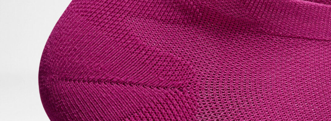 Kurze Sportsocken ultraleicht berry Detailaufnahme Detailansicht des Fersenschutzbereiches der kurzen	 leichten Laufsocke