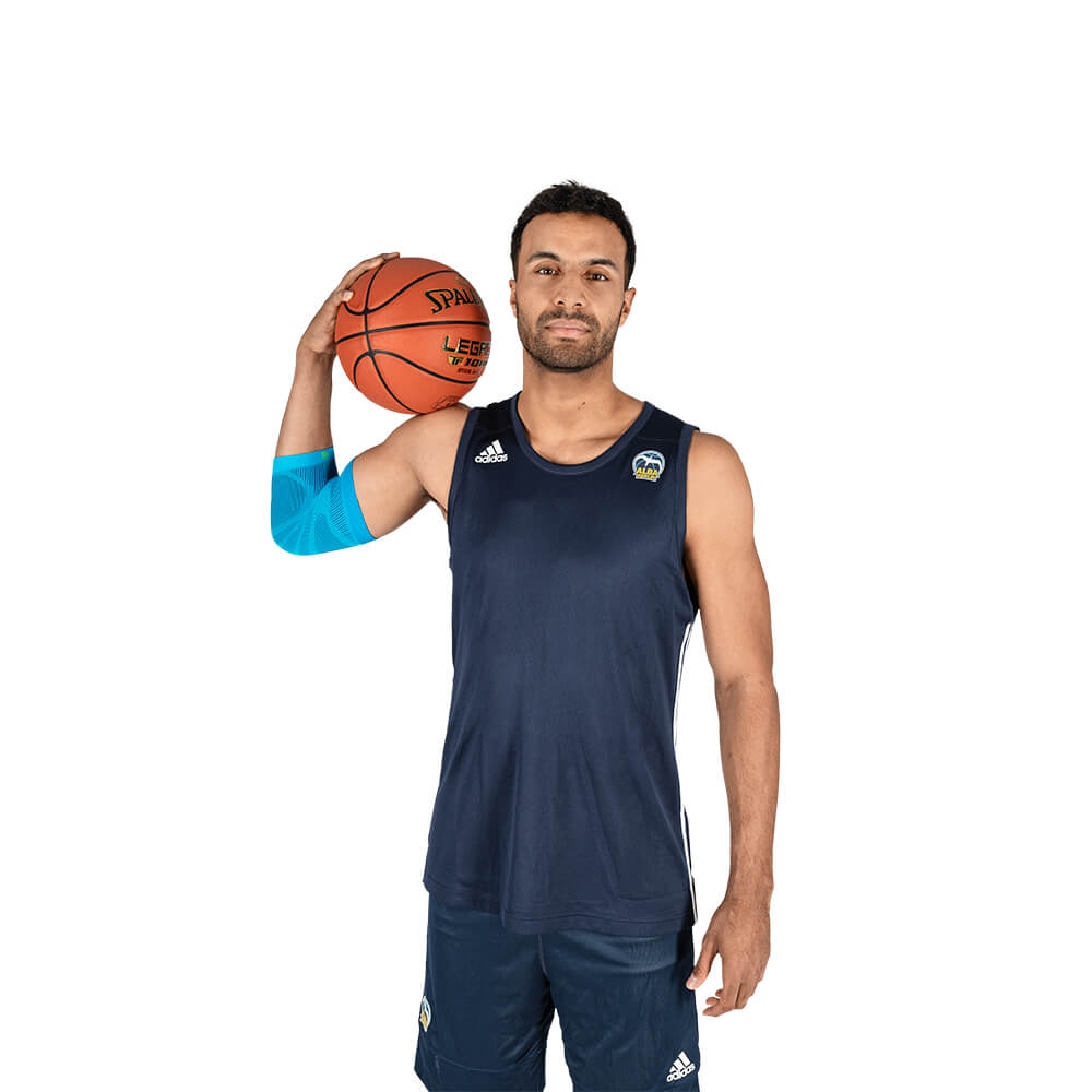Ellenbogensleeve beim Basketballspielen Mann mit Basktetball trägt einen Sportsleeve für den Ellenbogen