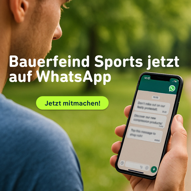 Person hält ein Smartphone in der Hand und blickt auf einen WhatsApp-Chat von Bauerfeind Sports; auf dem Bildschirm sind Nachrichten zur Produktinformation zu sehen, Hintergrund ist eine grüne Outdoor-Umgebung.