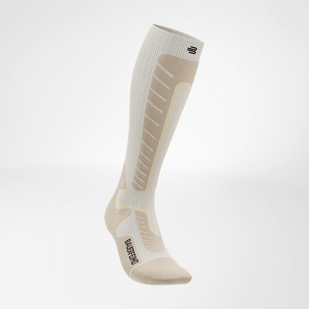 Seitliche Vorderansicht des beigen  Sportsocken für Ski Alpine mit Merinowolle