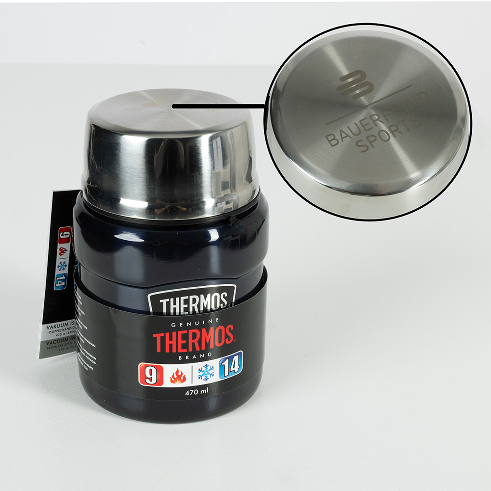 Unser Thermos-Speisegefäß mit Bauerfeind Sports Logo auf dem Deckel Eine schwarze Thermos-Speisegefäß mit dem eingeprägten Bauerfeind Sports Logo auf dem Deckel. Es gibt eine Nahaufnahme des Deckels, die das Logo deutlich zeigt.