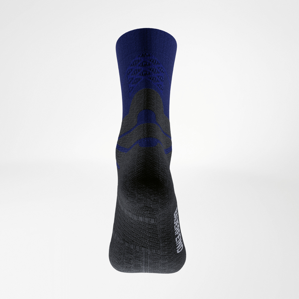 Rückansicht einer blauen Run Performance Mid Cut Socke mit schwarzem Fußbereich und spezieller Struktur zur Unterstützung des Mittelfußes.