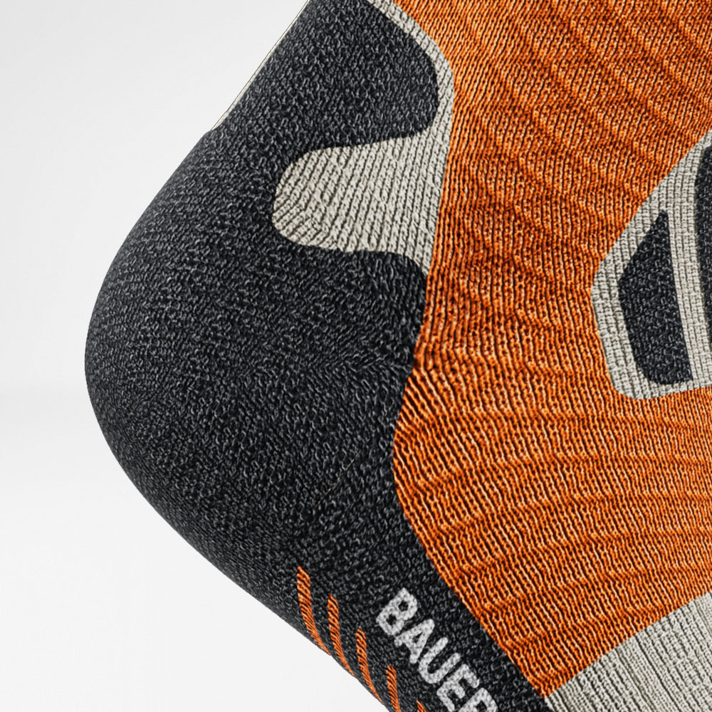 Detailaufnahme Fersenschutzzone der grau-orangen mittellangen Trailrun - Laufsocken