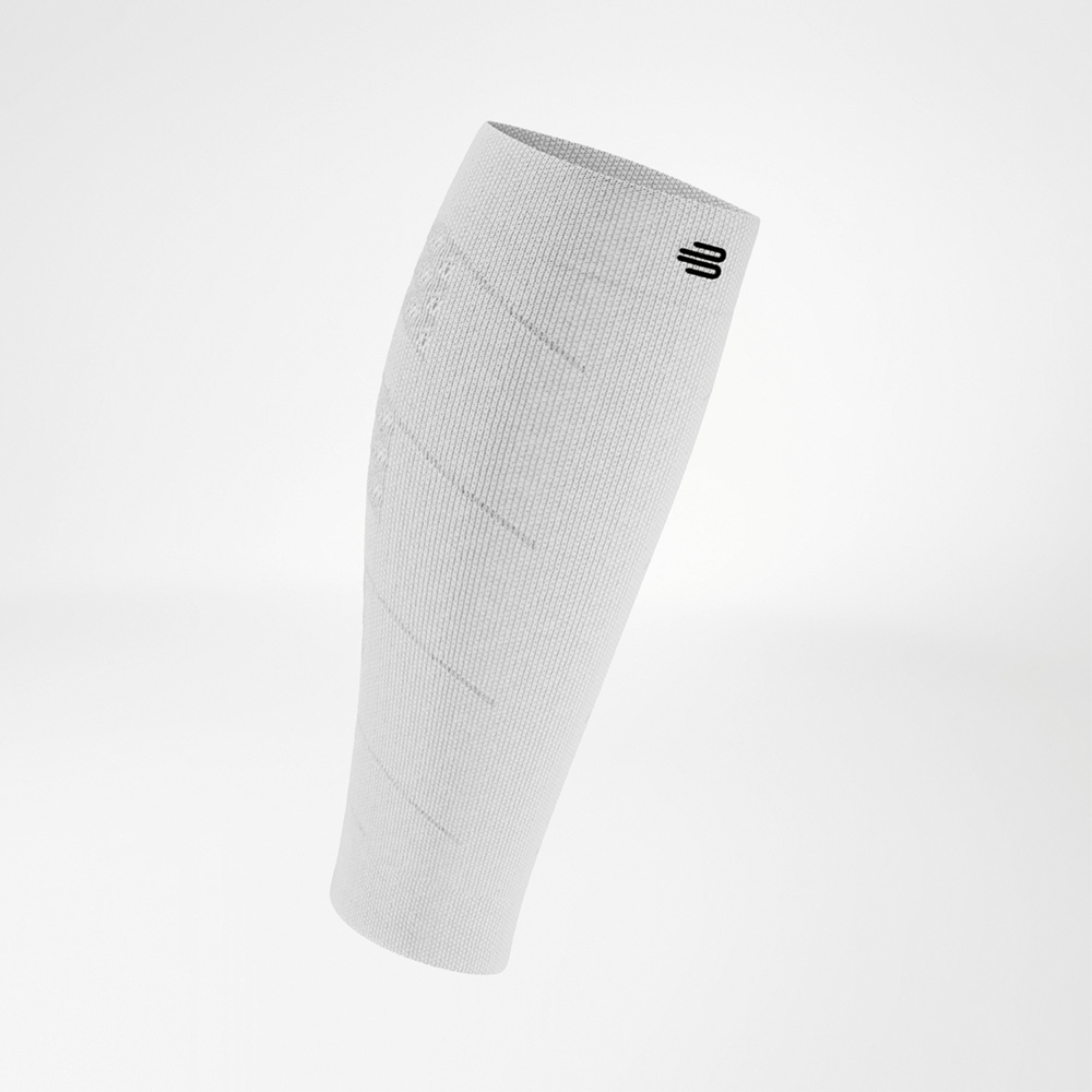 Weißer Compression Sleeve in Frontansicht, schlichtes Design mit feiner Struktur, schwarzes Logo oben.
