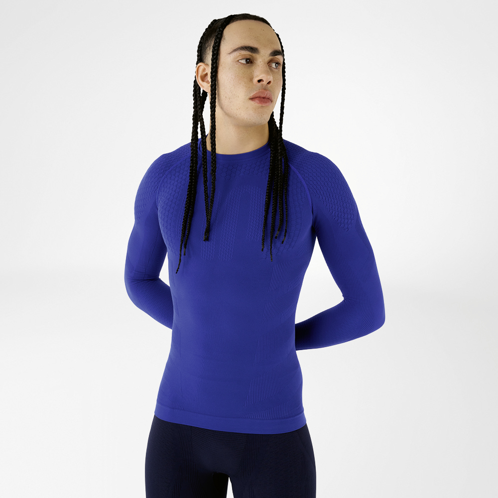 Vorderansicht eines Mannes in einem blauen, eng anliegenden Langarmshirt mit strukturiertem Design