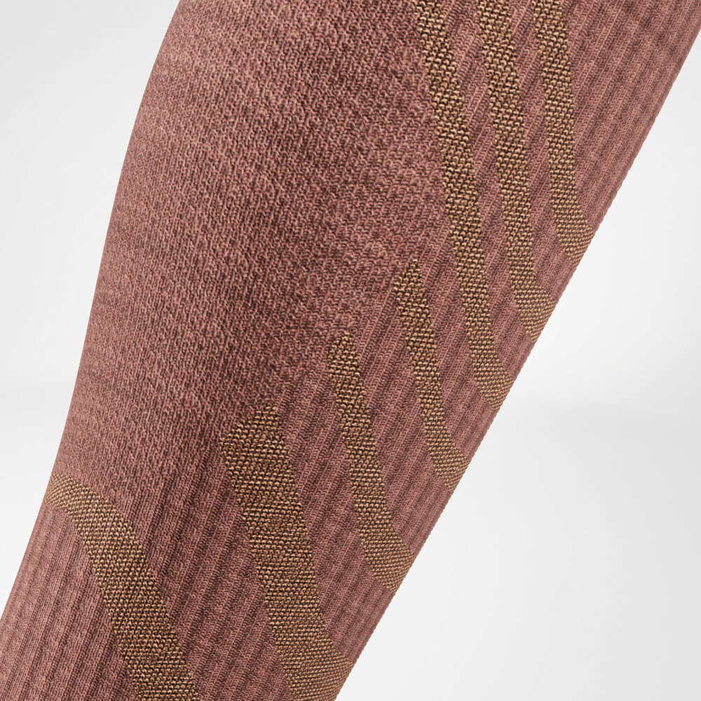 Nahaufnahme des Wadenbereichs der Merino Outdoor Socks. Die feine Strickstruktur bietet Unterstützung und Flexibilität für lange Outdoor-Touren.