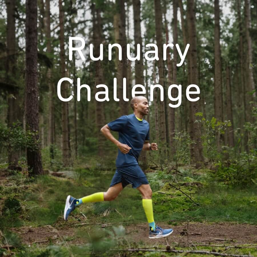 Ein Läufer rennt im Wald. Über ihm ist die Überschrift Runuary Challenge zu lesen.