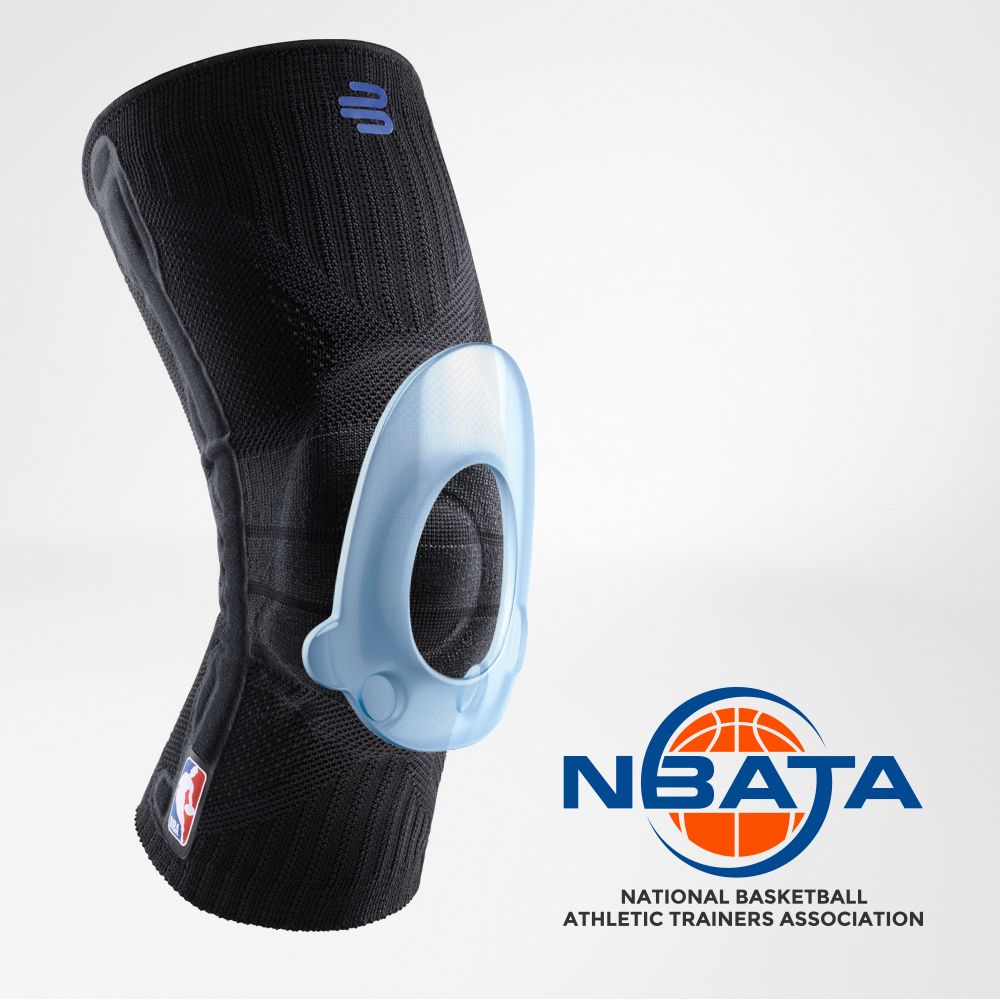 Kniebandage NBA schwarz Vorderansicht schräg Komplettansicht der schwarzen Knee Support NBA mit zusätzlichem NBATA Logo sowie Pelotte im Bild