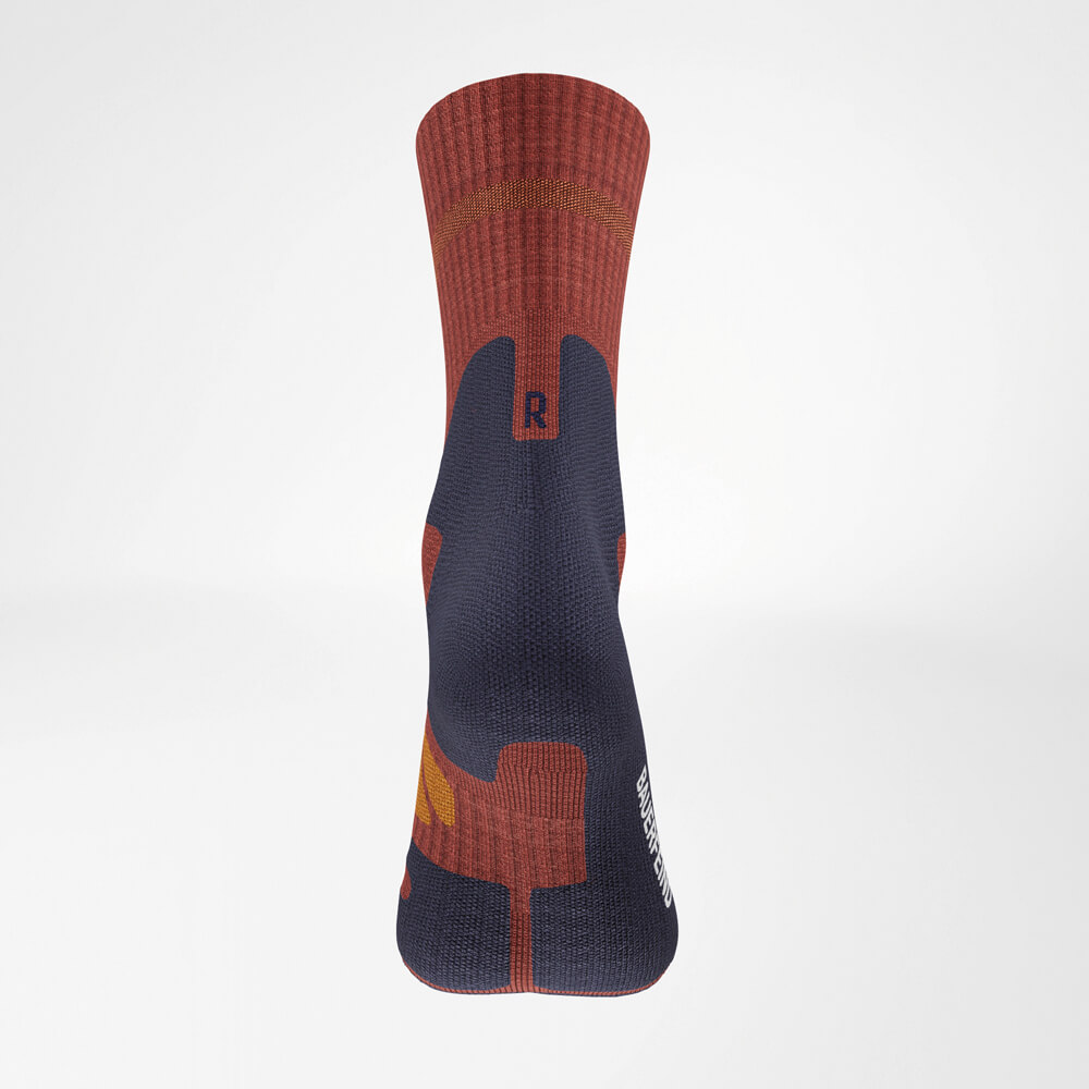 Detailaufnahme der Merino Outdoor Socks in der Rückansicht. Die strapazierfähige Struktur und der hohe Tragekomfort werden durch die präzise Verarbeitung von Ferse und Schaft hervorgehoben – ideal für jedes Outdoor-Abenteuer.