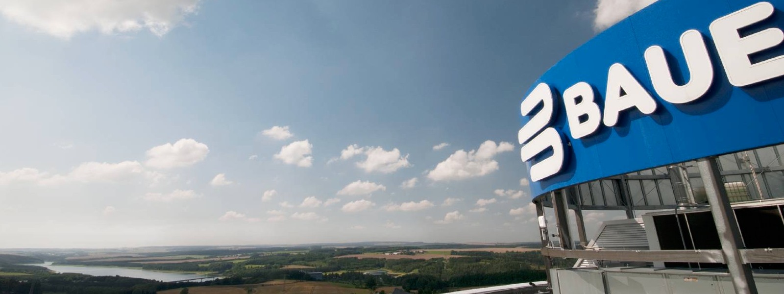 Bauerfeind Schriftzug auf der Firmenzentrale in Zeulenroda im Hintergrund die Landschaft