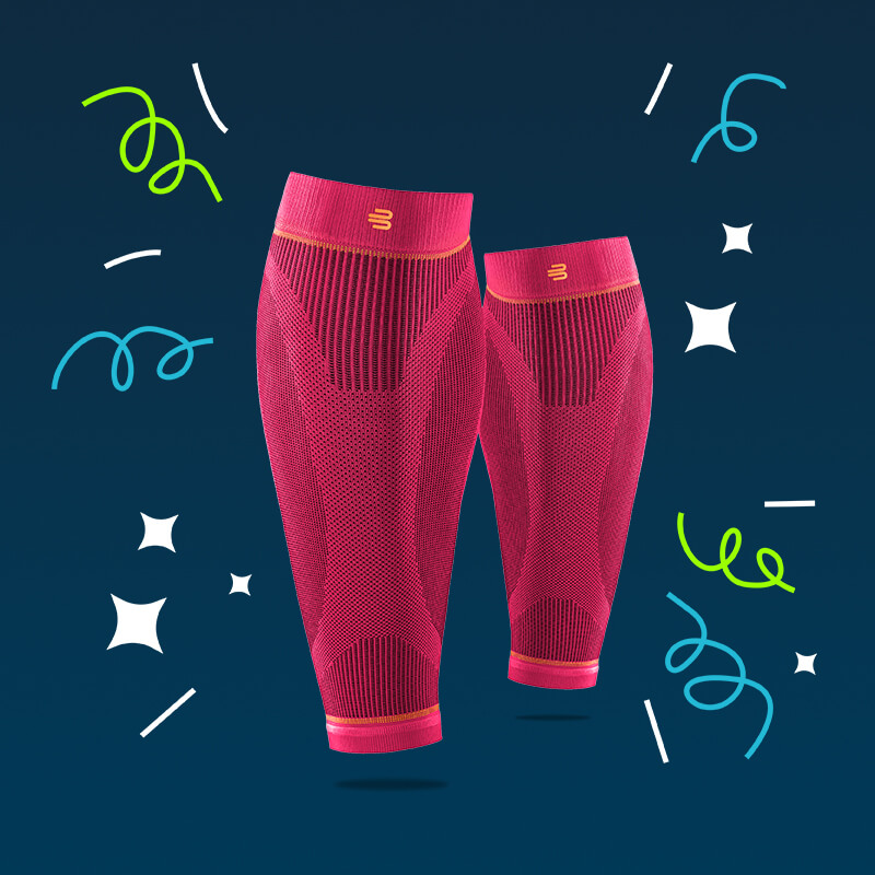 Vor einem blauen Hintergrund mit Luftschlangen sind pinke Kompressions-Stulpen abgebildet.