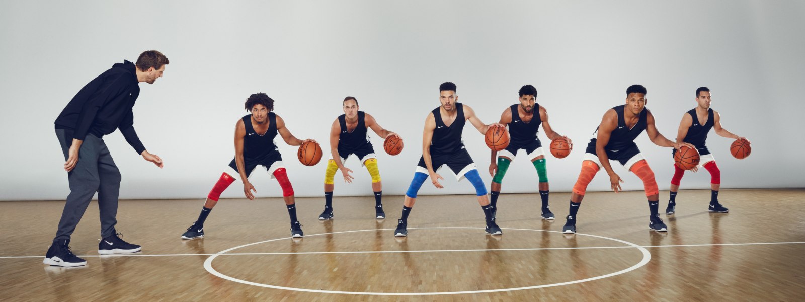 Dirk Nowitzki coacht sechs Basketballer mit bunten Kniebandagen