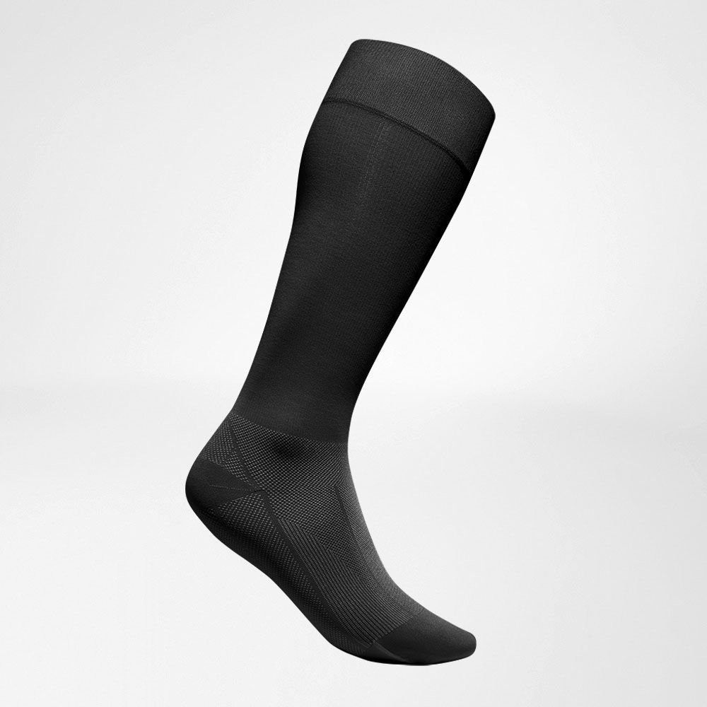 Kompressionssocken Regeneration schwarz Seitenansicht Seitliche Komplettansicht des Sportsocken zur Regeneration