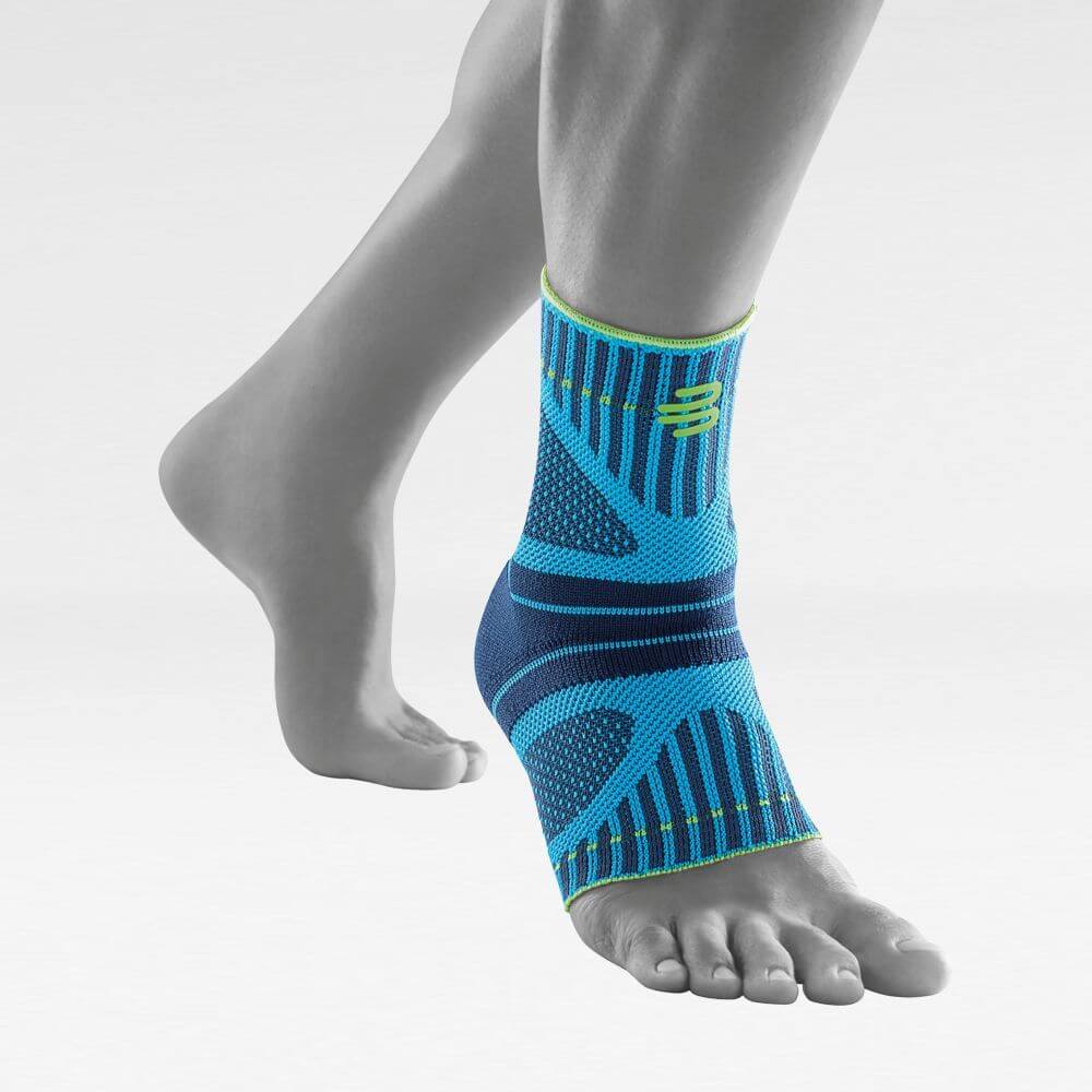 Vordere Komplettansicht der rivera-farbenen Ankle Support Dynamic am stilisierten grauen Bein