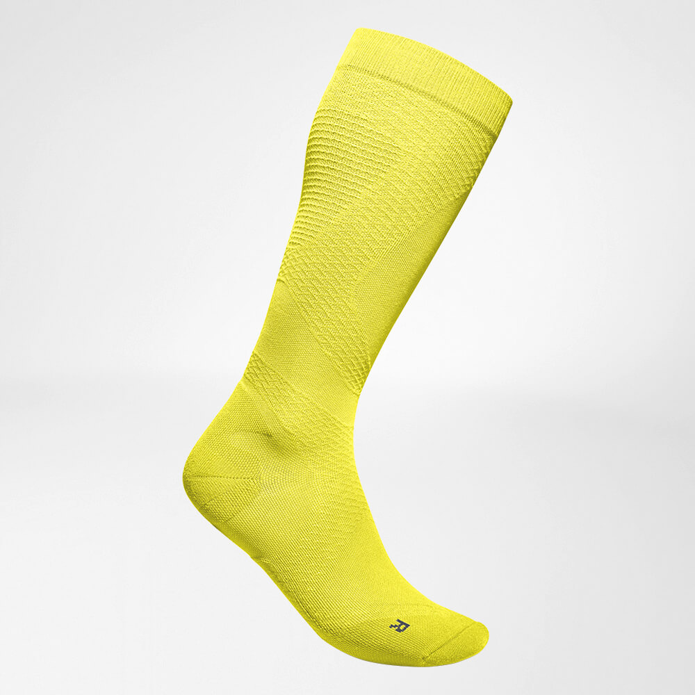 Seitliche Komplettansicht des gelben	 luftig gestrickten Kompressionsstsocksfes zum Laufen