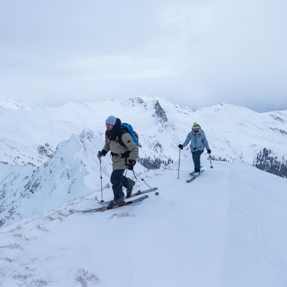 Ski Touring Gänger Zwei Ski-Touring Gänger unterwegs auf einer Bergkuppe
