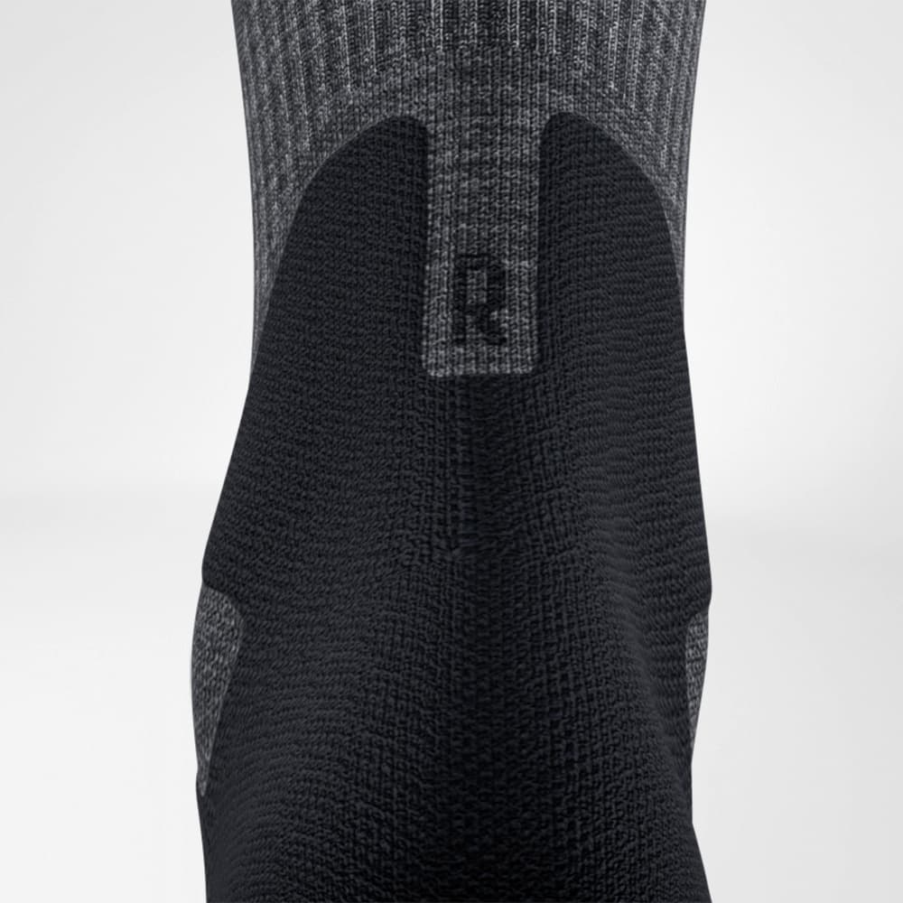 Detailaufnahme der Achilles Comfort Zone der dunkelgrauem mittellangen Merino - Wandersocken