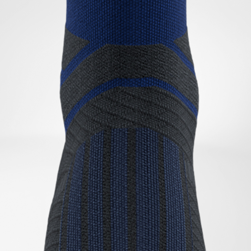 Detailaufnahme der blauen Run Performance Midcut Socke mit markanter Rippstruktur und integrierter Achilles-Tendon-Comfort-Zone. Die Kombination aus Blau und Schwarz betont das sportliche Design.