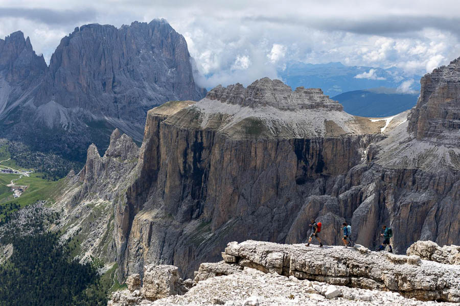 Herausstechende Landschaft in den Dolomiten Landschaftsaufnahme von vielen Bergen in den Dolomiten, auf der vorderen Bergkuppe laufen drei Wanderer.