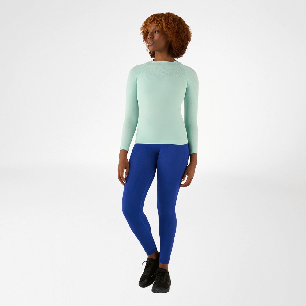 Frau in blauem, eng anliegendem Langarmshirt und blauer Kompressionshose, Vorderansicht
