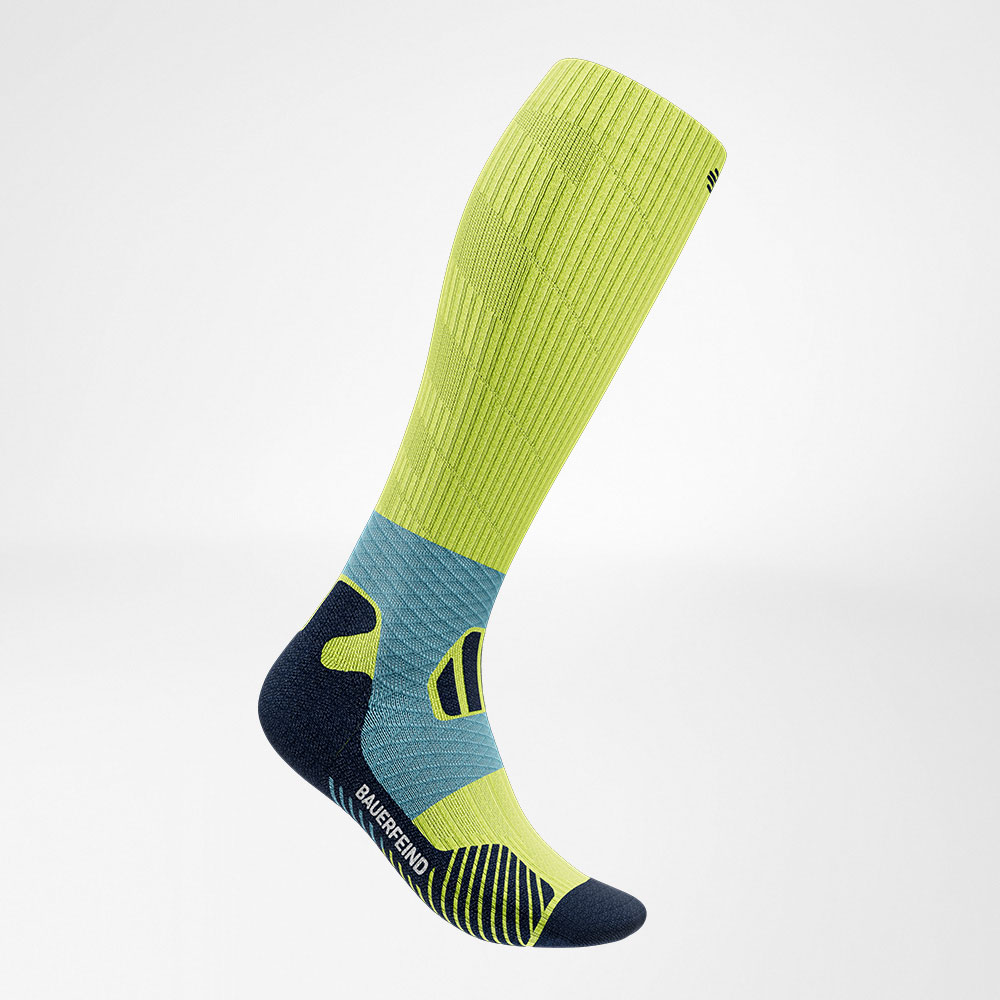 Trailrun-Laufsocken blau-gelb Vorderansicht schräg Seitliche Vorderansicht der blau-gelben Trailrun - Laufsocken