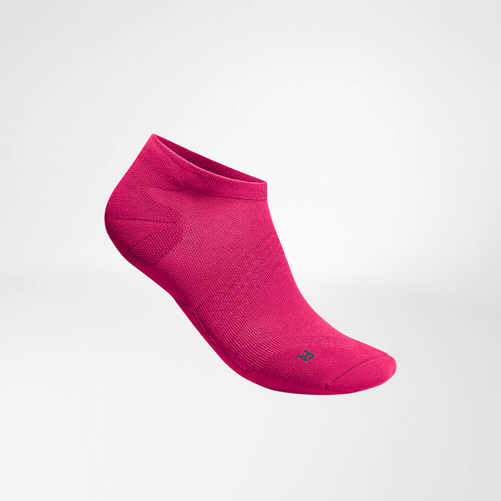 Seitliche Komplettansicht der pinken kurzen leichten Laufsocke