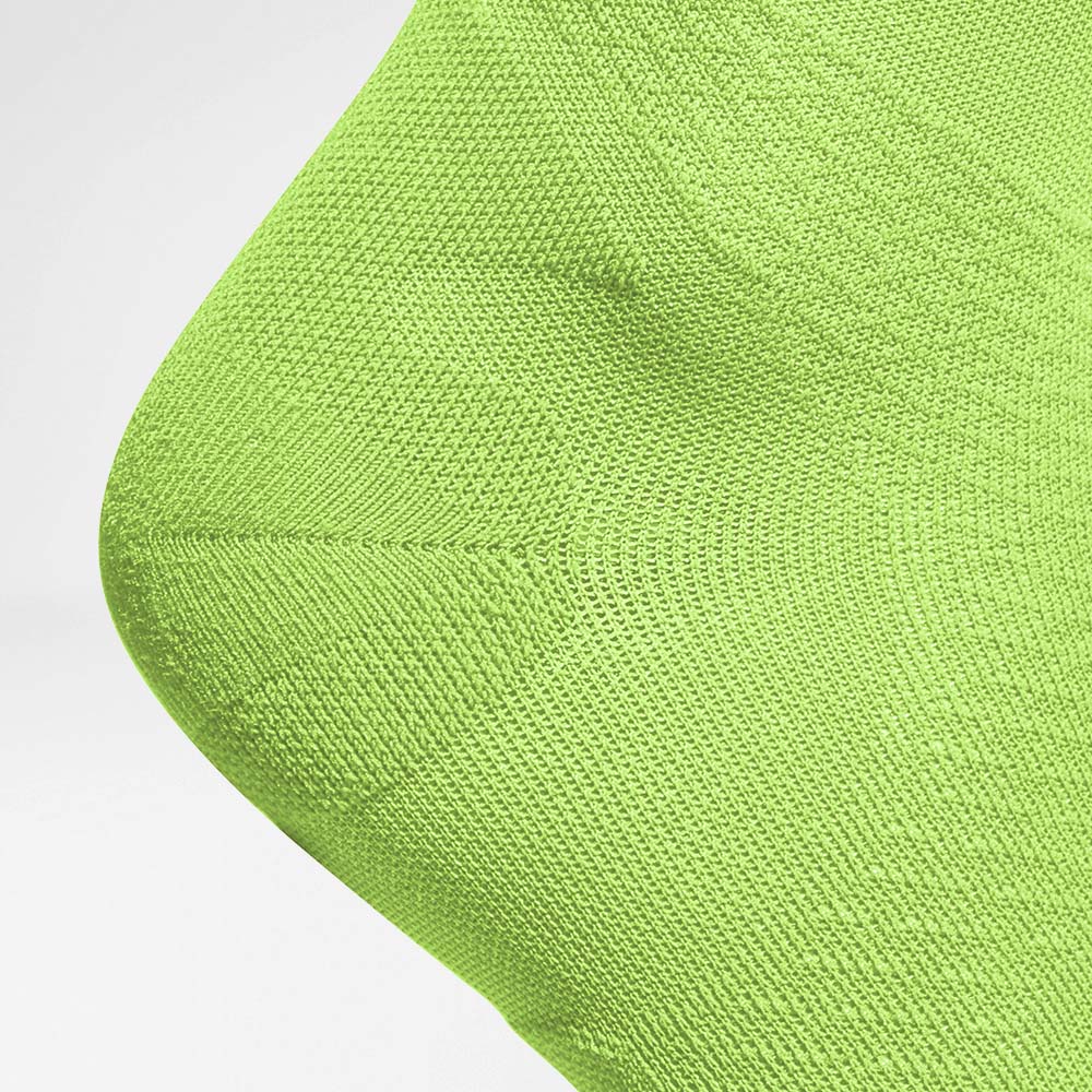 Detailansicht der Fersenschutzzone der mittellangen luftig gestrickten grünen Laufsocken