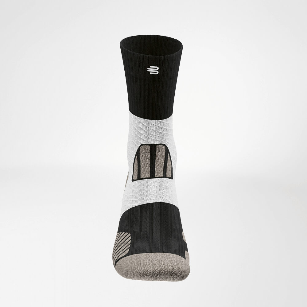 Vordere Gesamtansicht der schwarz-weissen mittellangen Trailrun - Laufsocken