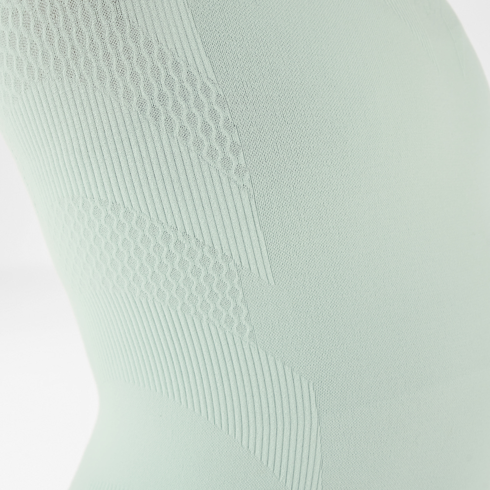 Entdecke unser mintfarbenes Kompressionsshirt - Perfekte Kombination aus Stil und Funktionalität! Mintfarbenes Kompressionsshirt mit detailliertem Gewebemuster für verbesserten Tragekomfort und optimale Unterstützung der Muskulatur.