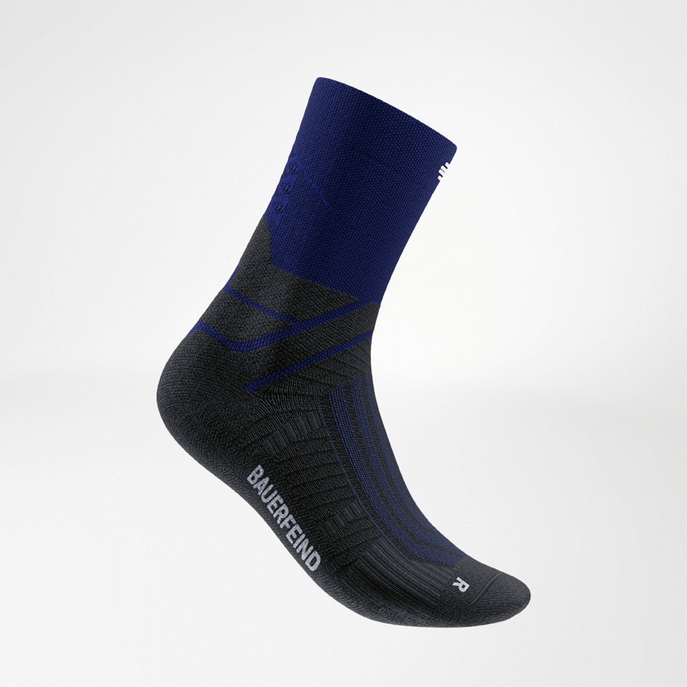 Blau wie die Geschwindigkeit – hol dir den Flow! Seitliche Ansicht einer blau-schwarzen Midcut-Laufsocke von Bauerfeind mit betonten Stützzonen am Fußgewölbe. Die Kombination aus technischem Material und sportlichem Design sorgt für Dynamik und Komfort auf jeder Strecke.