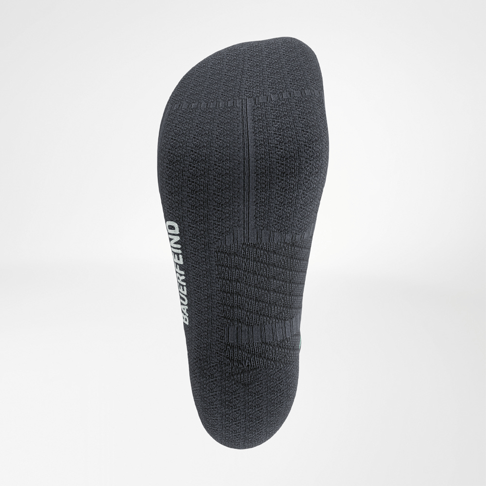 Detailansicht der Sohle einer schwarzen Run Performance Midcut Socke. Das eingewebte Bauerfeind-Logo ist seitlich sichtbar, die Strickstruktur sorgt für rutschfesten Halt und gezielte Dämpfung.