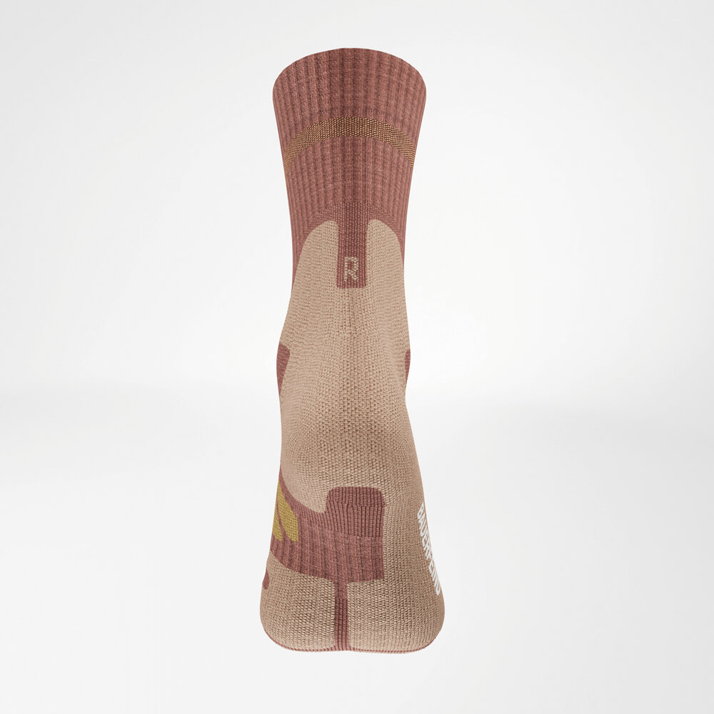 Detailaufnahme der Merino Outdoor Socks in der Rückansicht. Die hochwertige Verarbeitung der Ferse und des Schaftes zeigt die strapazierfähige Struktur und den hohen Tragekomfort, ideal für Outdoor-Aktivitäten.