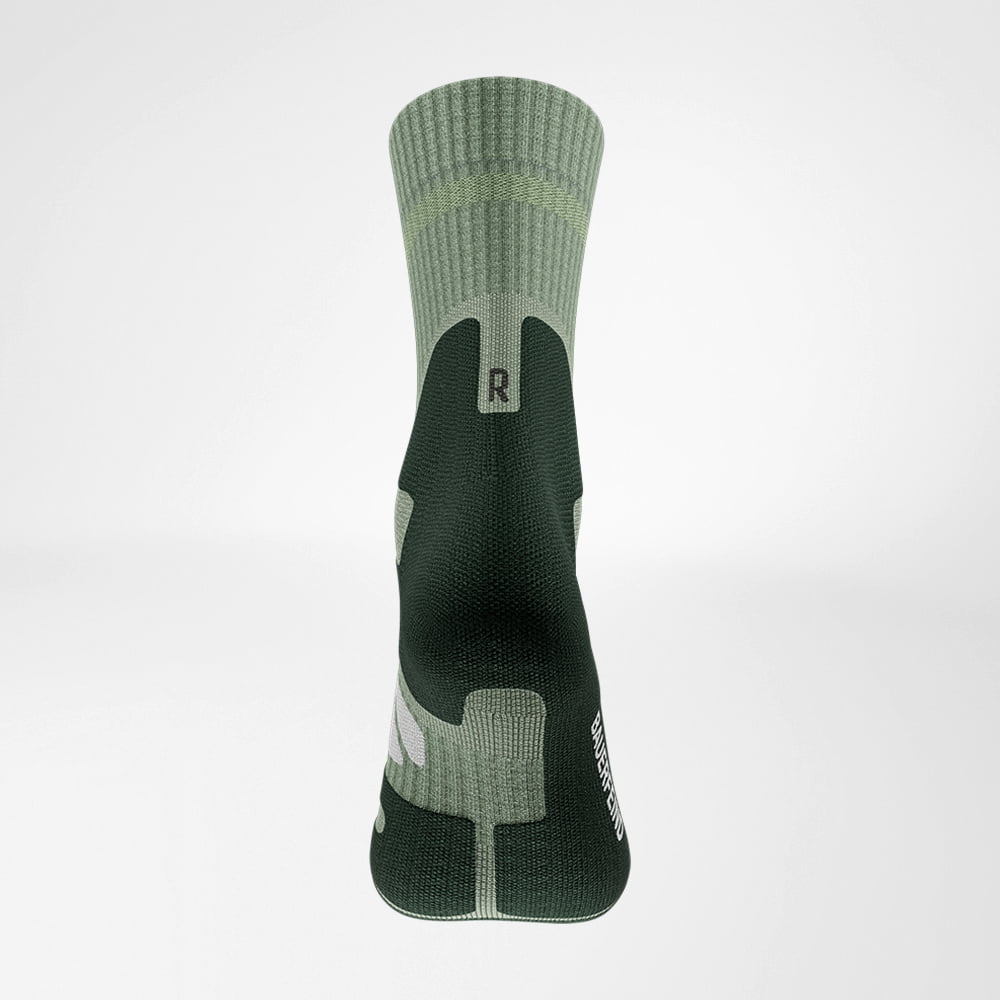 Detailaufnahme der Merino Outdoor Socks in der Rückansicht. Die hochwertige Verarbeitung der Ferse und des Schaftes zeigt die strapazierfähige Struktur und den hohen Tragekomfort, ideal für Outdoor-Aktivitäten.