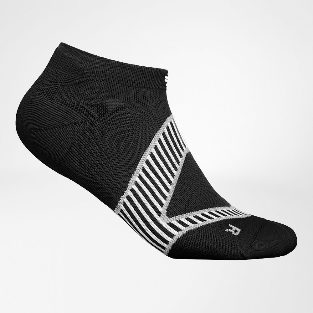 Seitliche Komplettansicht der schwarz-weißen kurzen Laufsocken
