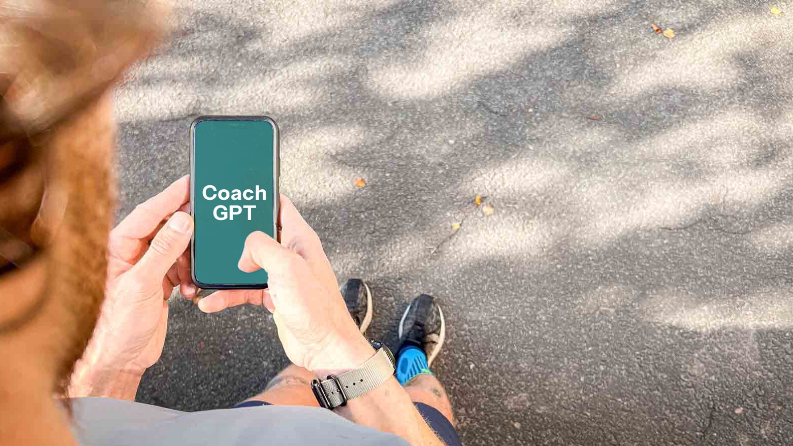 Lauftraining mit Coach GPT – Digitale Unterstützung durch KI für dein Lauftraining. Ein Läufer hält ein Smartphone in der Hand, auf dem „Coach GPT“ angezeigt wird. Die Szene zeigt die Nutzung von KI-Technologie zur Unterstützung beim Lauftraining.