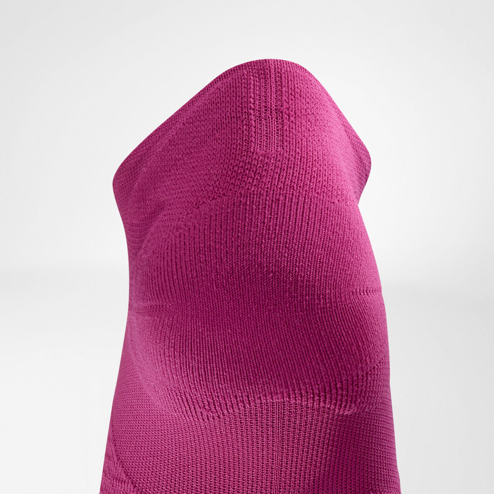 Kurze Sportsocken ultraleicht berry Detail Heel Protection Detailansicht des Achillessehnenschutzbereiches der kurzen leichten Laufsocke