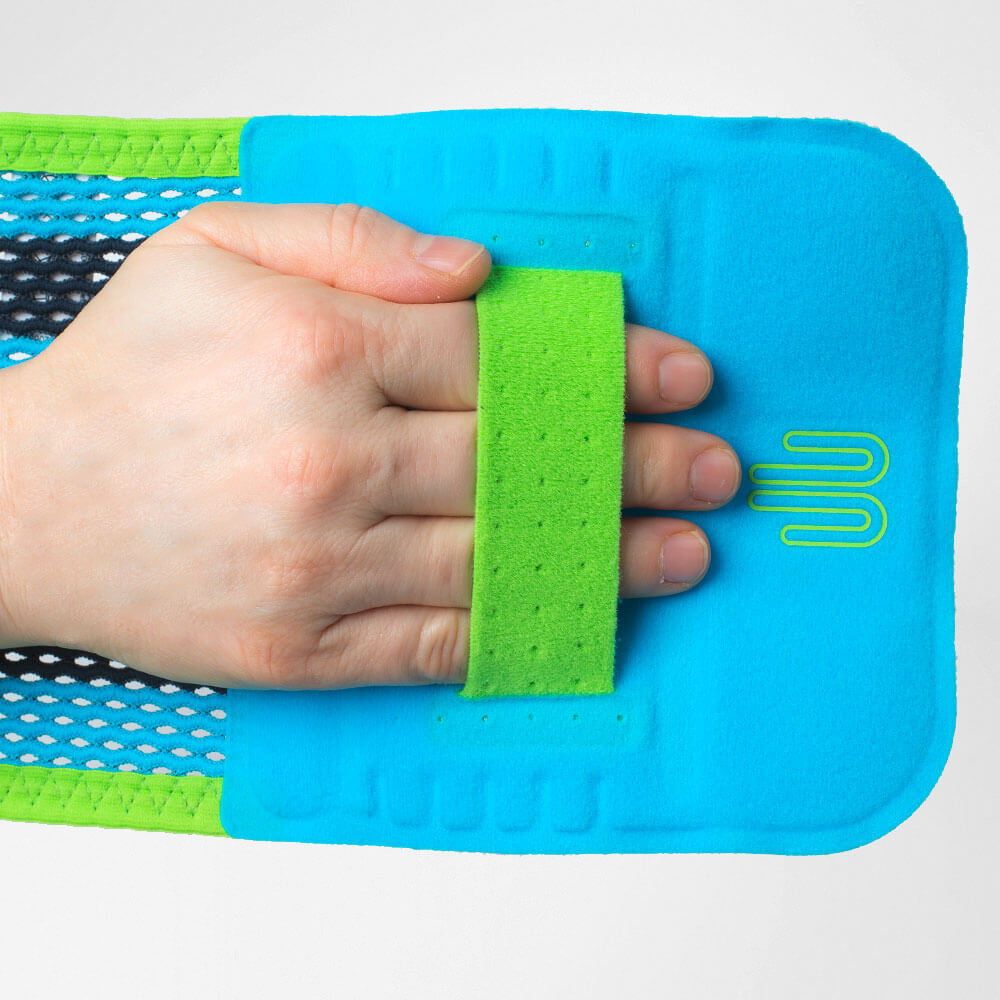 Detailansicht der Rückenbandage mit einer Hand durch die Handschlaufe zum Verschließen des Produktes