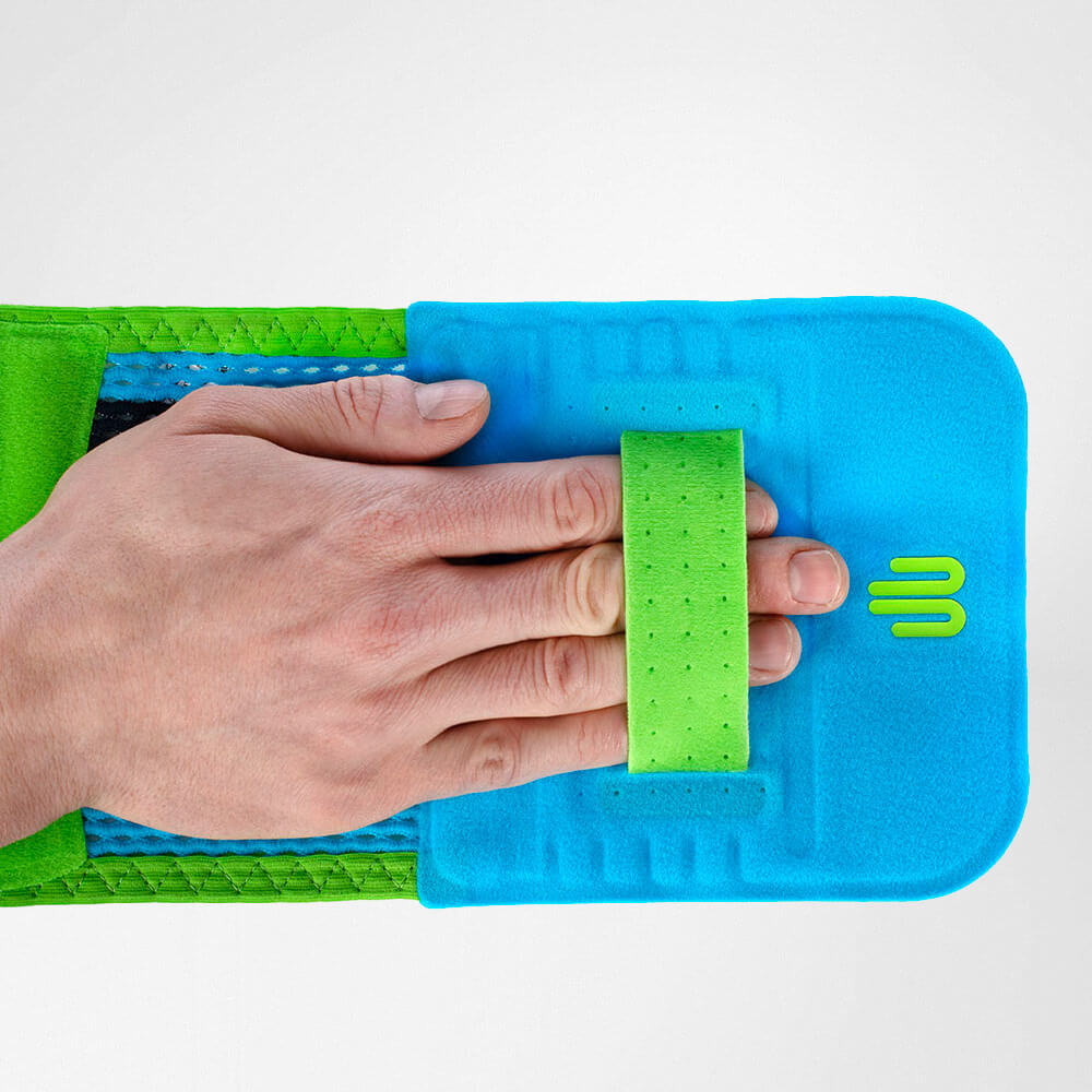 Rückenbandage rivera Anziehhilfe Detailansicht der Rückenbandage mit einer Hand durch die Handschlaufe zum Verschließen des Produktes