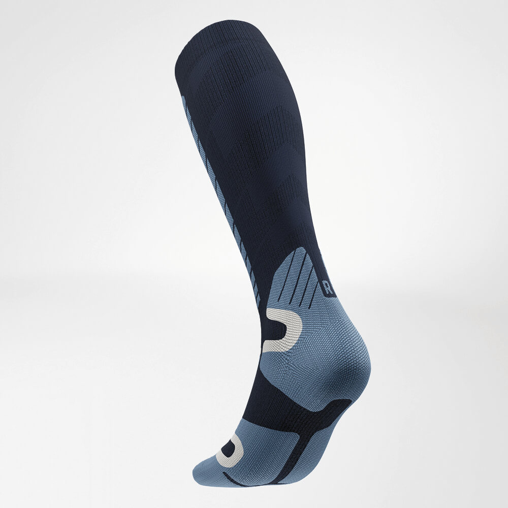 Schräge Rückansicht einer blauen Ski-Kompressionssocke mit ergonomischem Design und verstärkten Zonen für verbesserte Stabilität und Komfort beim Wintersport.