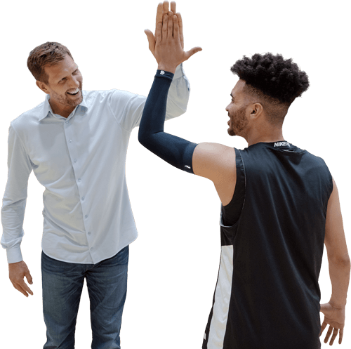 Dirk Nowitzki gibt einem Basketballer mit Arm Sleeves High-five