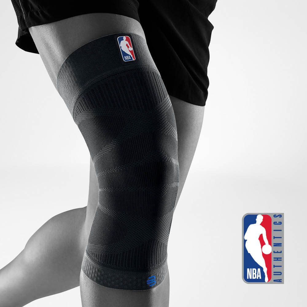 Komplettansicht schwarzer Knee Sleeve NBA am stilisierten grauen Körper
