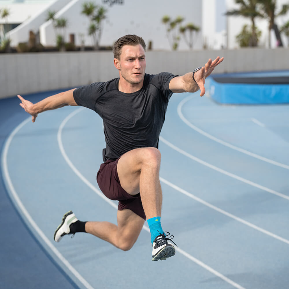 Sprunggelenkbandage beim Hürdenspringen Läufer mit Compression Ankle Support beim Hürdenspringen