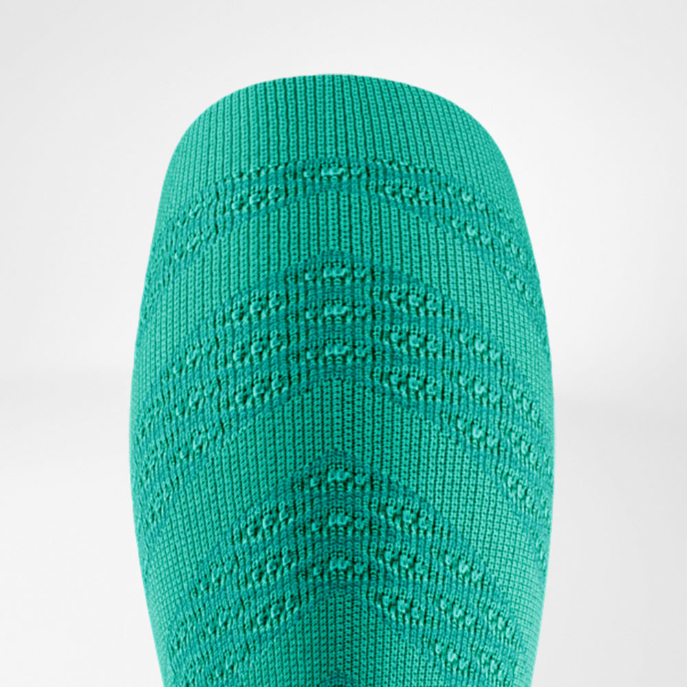 Detailaufnahme eines kräftig grünen Compression Sleeves mit klar erkennbarem, strukturiertem Muster. Das Material wirkt dynamisch und vermittelt Stabilität sowie Energie für intensive Trainingseinheiten.